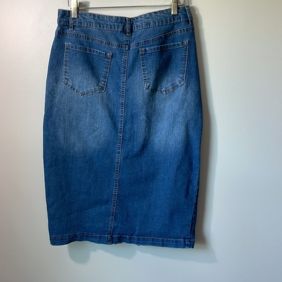 D. Jeans denim skirt with tortoiseshell buttons in size 10. - Picture 7 of 7